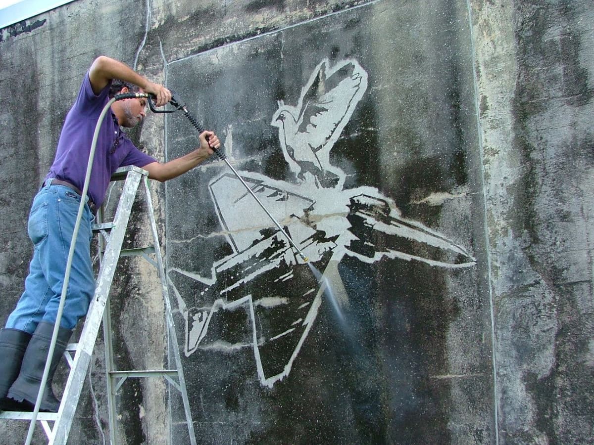 Autor trabajando avión.JPG